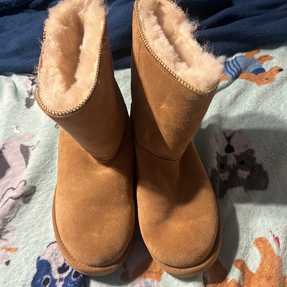 Women’s size 6 Ugg boots with sparkle inset and zipper, very warm. - Picture 3 of 3